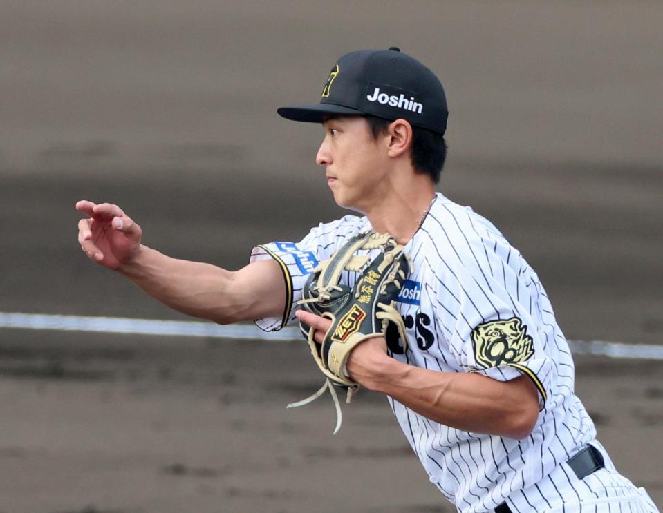 　シートノックでショートの守備に就く熊谷（撮影・立川洋一郎）