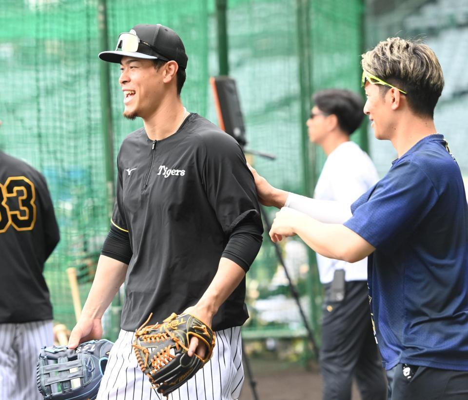 　西川に触られ笑顔の佐藤輝（撮影・飯室逸平）