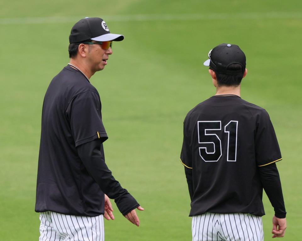 　練習途中で中野（右）と話す藤川監督（撮影・立川洋一郎）