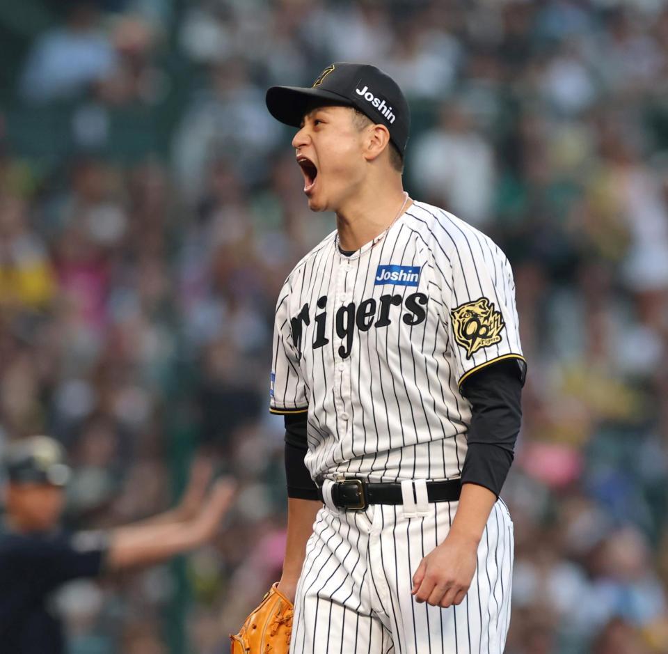 　２回、中川を遊ゴロ併殺打に仕留め、雄たけびを上げる大竹（撮影・北村雅宏）