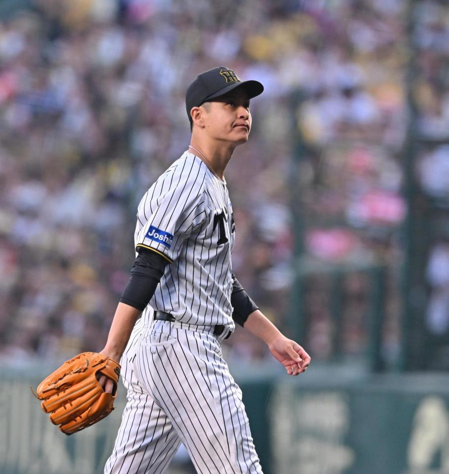 　２回を投げ終え、ベンチに戻る大竹（撮影・西田忠信）