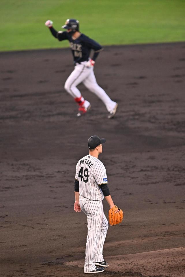 　４回、紅林（奥）に先制２ランを浴びた大竹（撮影・西田忠信）