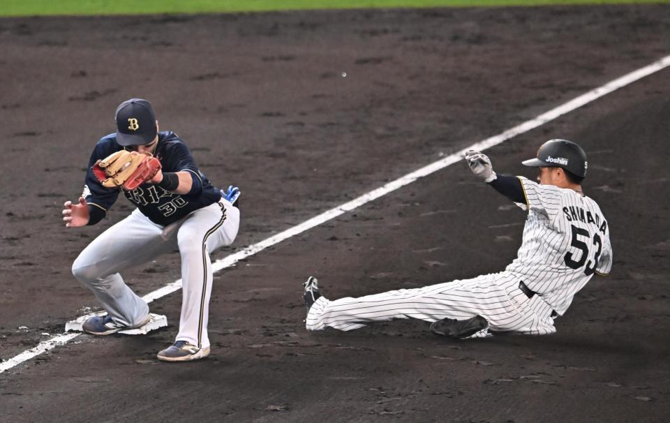　６回、中野のバントで三塁を狙うもアウトになる島田（右）＝撮影・西田忠信