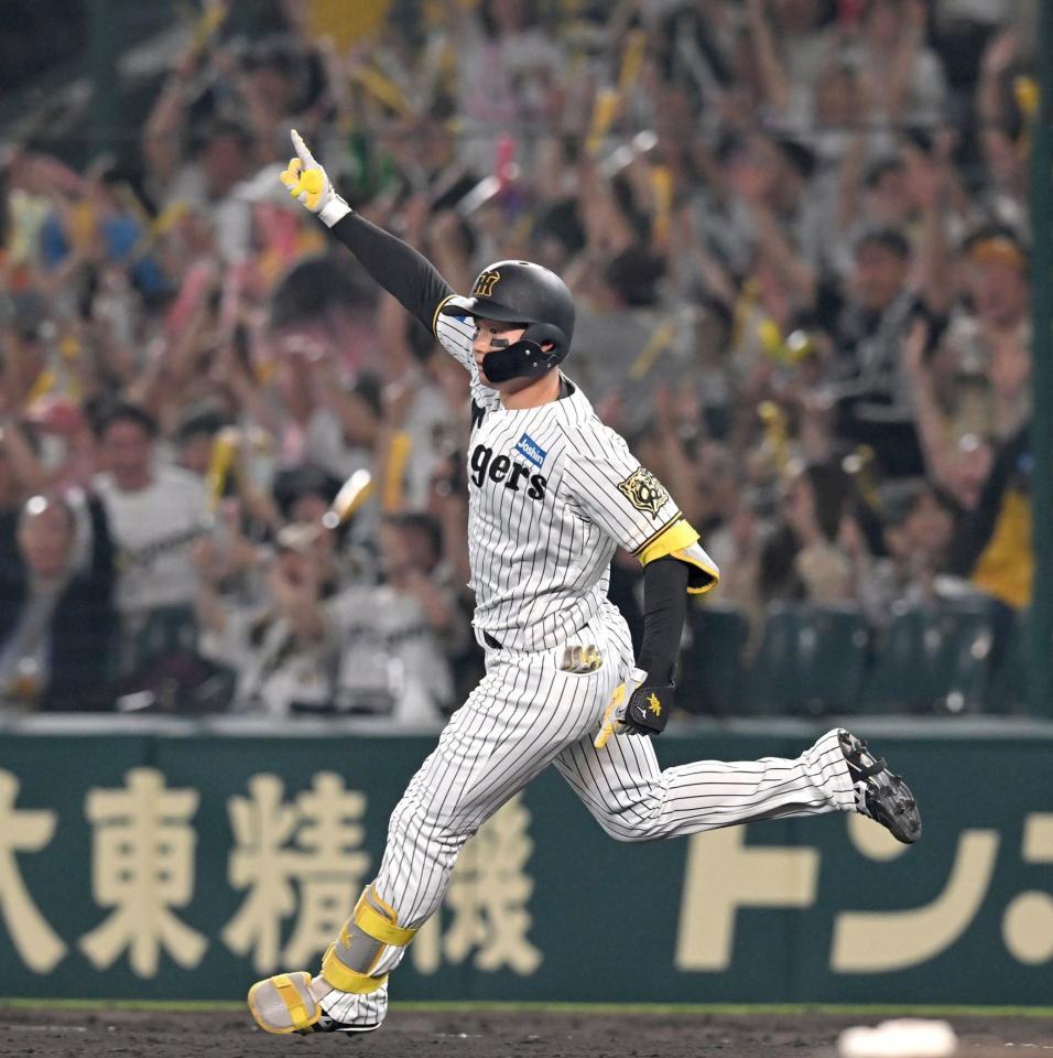 　６回、逆転３ランを放ちダイヤモンドを回る森下（撮影・飯室逸平）