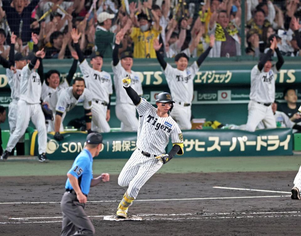 　６回、左翼スタンドへ逆転３ランを放ち一塁を回る森下（撮影・立川洋一郎）