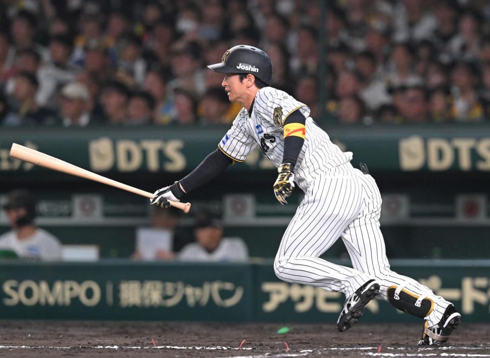 　６回、右前打を放つ近本（撮影・飯室逸平）