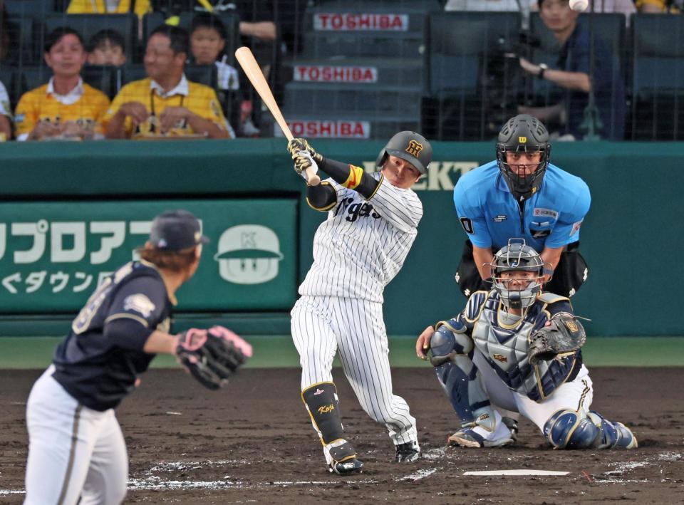 　３回、中前打を放つ近本（撮影・立川洋一郎）