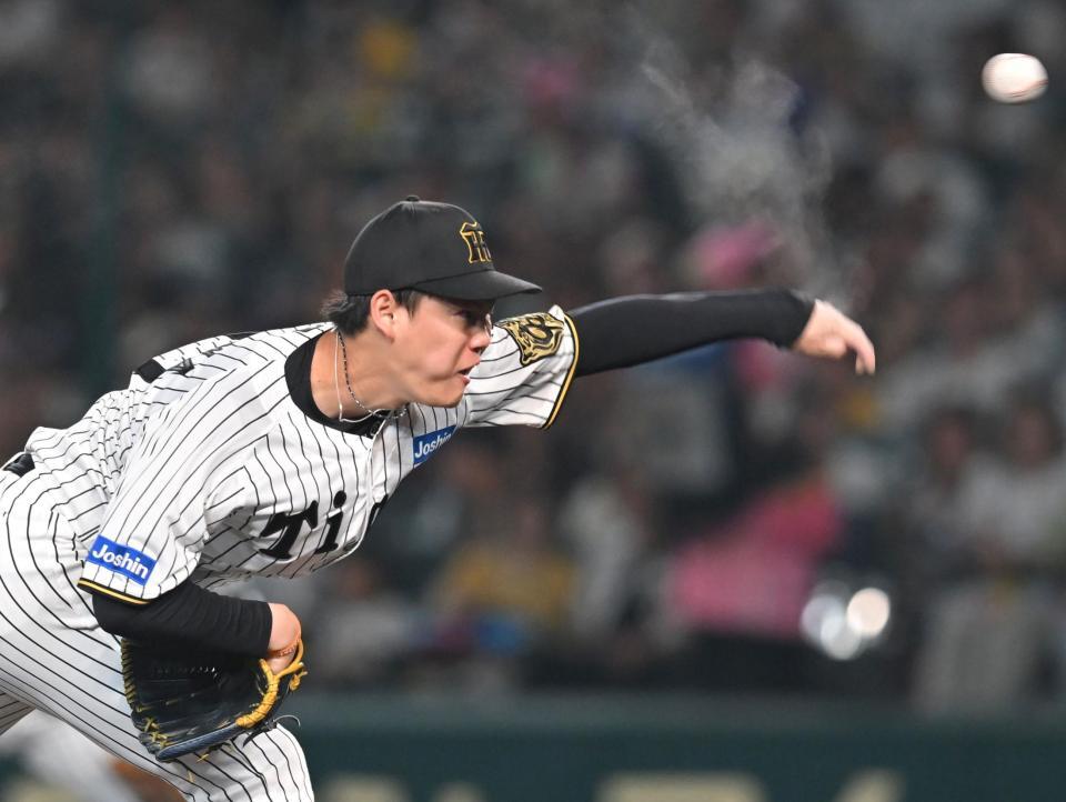 　７回、好リリーフを見せる及川（撮影・飯室逸平）