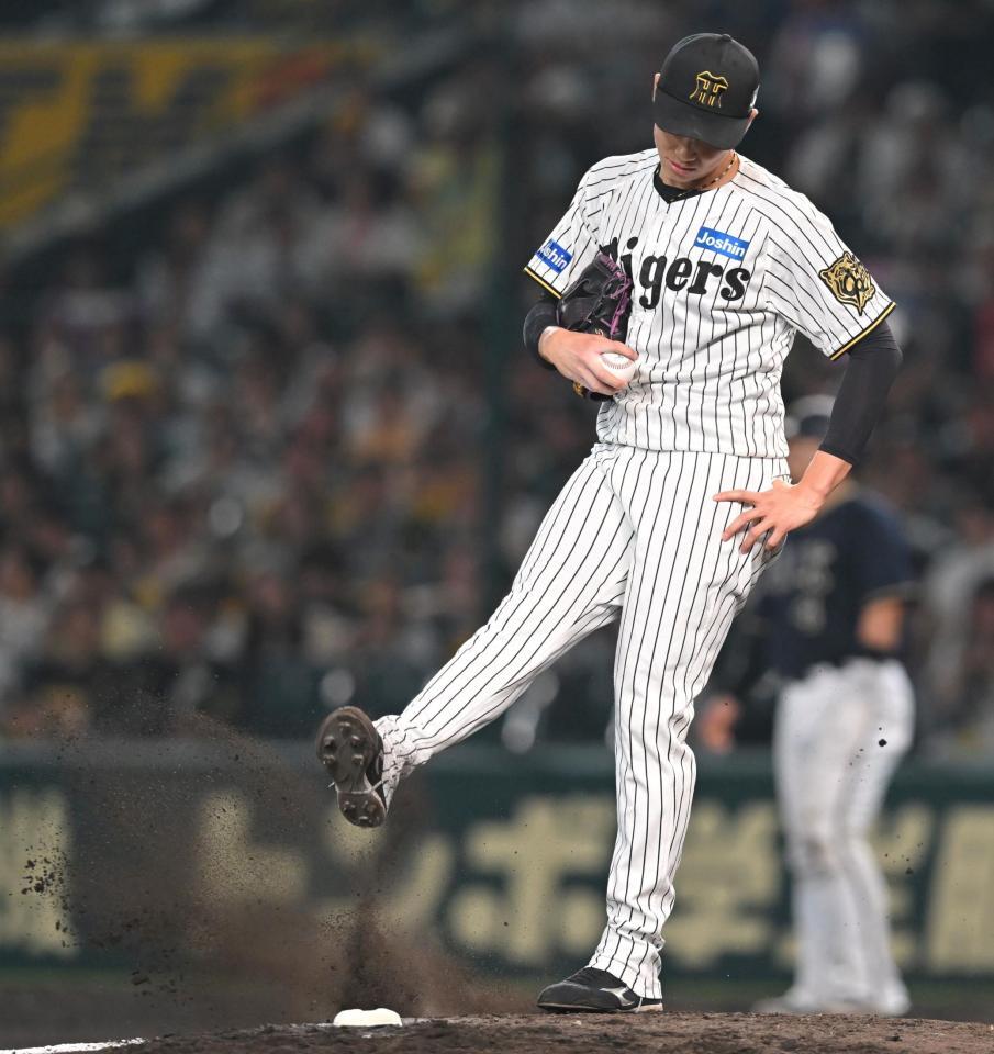 　７回、マウンドを蹴り上げる湯浅（撮影・飯室逸平）