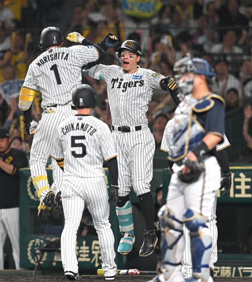 　６回、森下を迎える佐藤輝ら（撮影・飯室逸平）