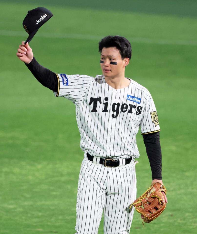 　７回の守備に就きスタンドの「森下コール」に応える森下（撮影・立川洋一郎）