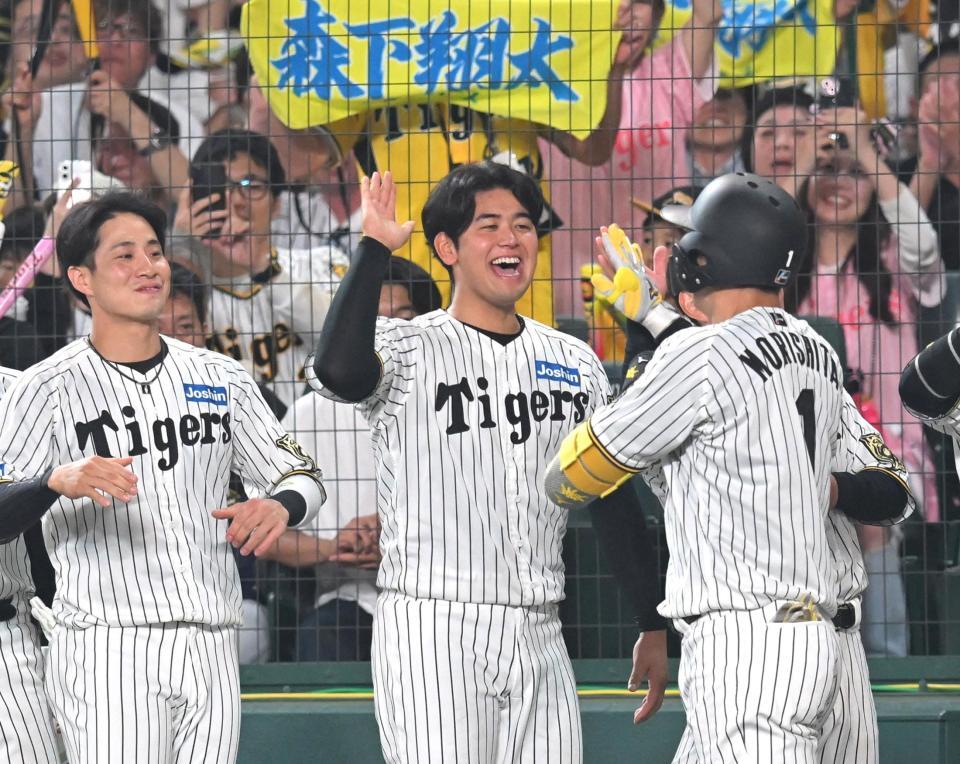 　６回、歓喜のハイタッチで森下を迎える岡留（中央）＝撮影・飯室逸平