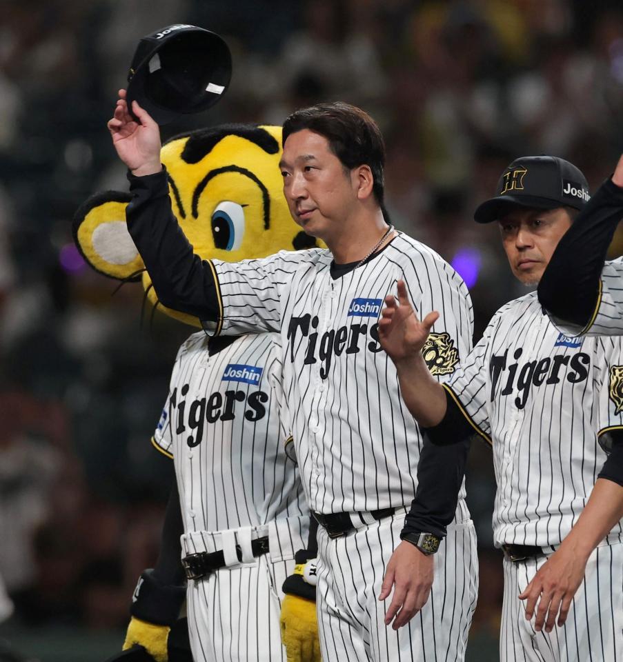 　チームが快勝し、ファンにあいさつする藤川監督（中央）＝撮影・北村雅宏