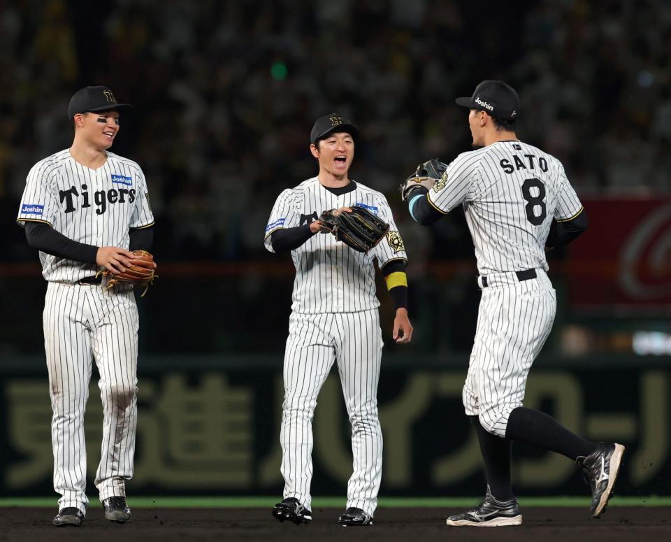 　チームが快勝し、笑顔を見せる近本（中央）＝撮影・北村雅宏