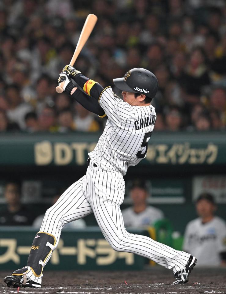 　７回、通算１０００安打となる適時二塁打を放つ近本（撮影・飯室逸平）