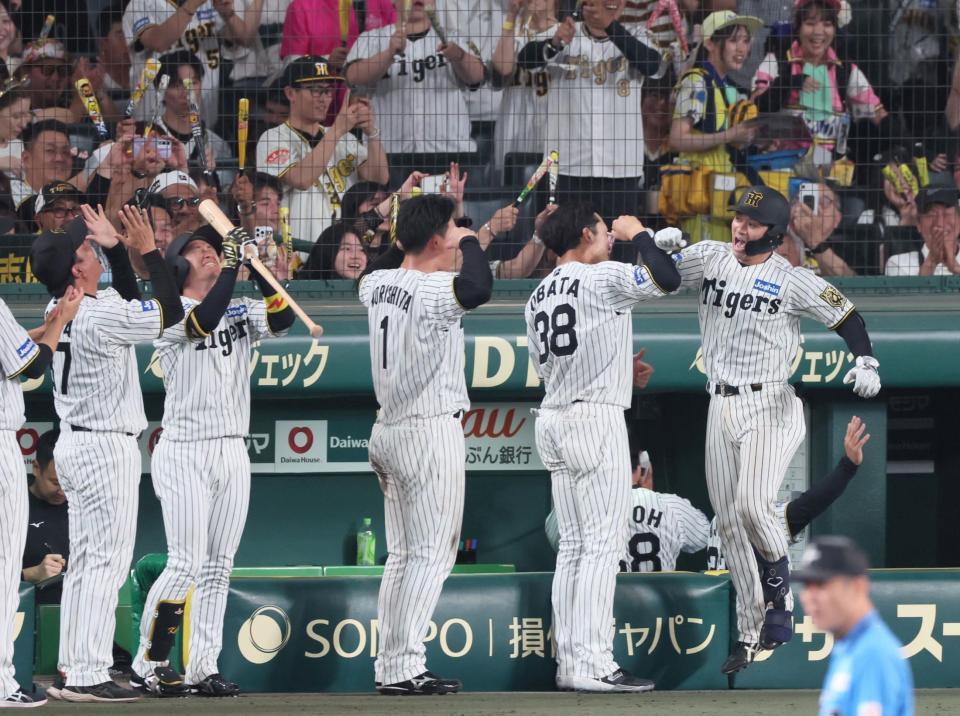 　８回、３ランを放って生還し喜びを爆発させる坂本（右端）＝撮影・立川洋一郎
