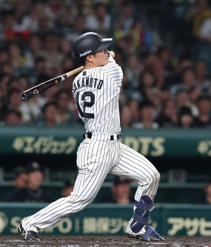　８回、３ランを放つ坂本（撮影・北村雅宏）
