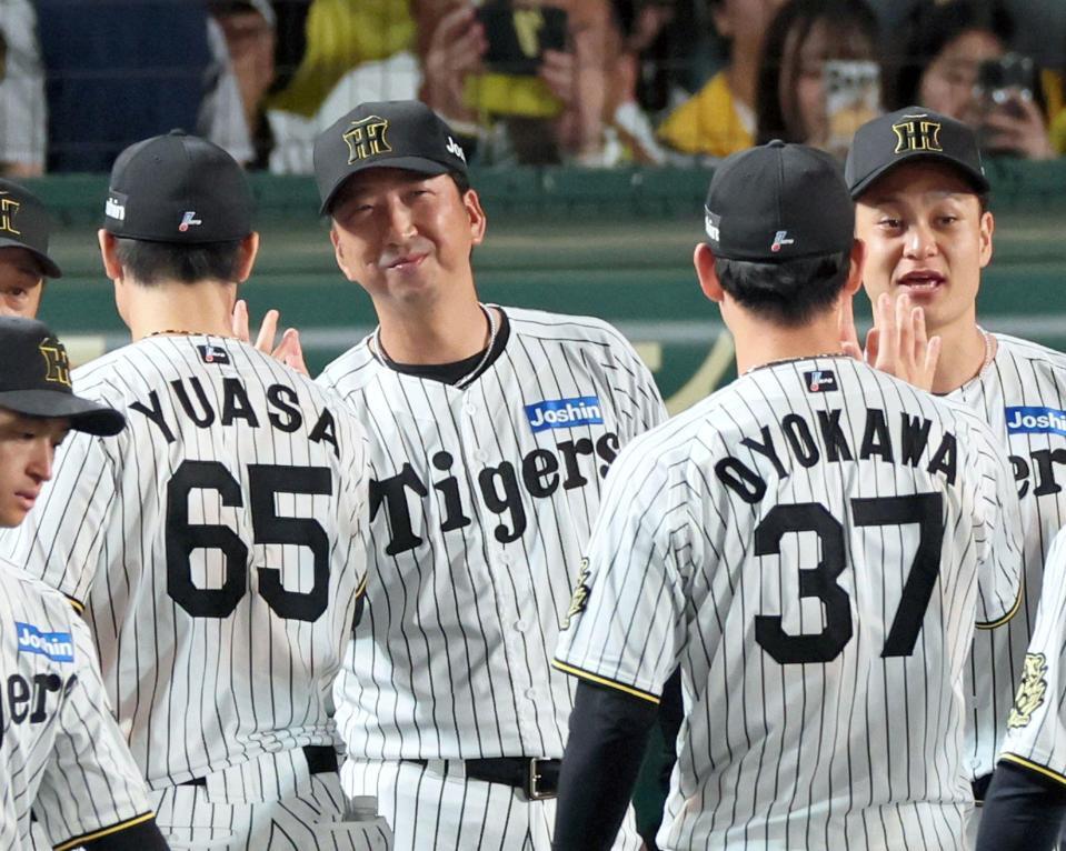 　オリックスに連勝し笑顔を見せてナインを迎える藤川監督（中央）＝撮影・立川洋一郎