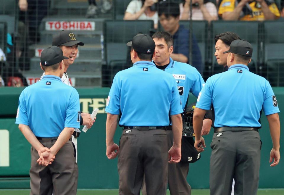 　メンバー表の交換で言葉を交わす藤川監督（奥左）と岸田監督（同右）＝撮影・立川洋一郎