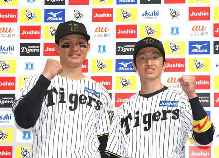 　お立ち台でポーズを決める森下と近本（右）＝撮影・北村雅宏