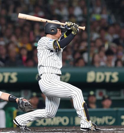 　６回、右前打を放つ近本（撮影・北村雅宏）