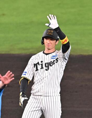 　７回、通算１０００安打を適時二塁打で決めた近本（撮影・西田忠信）