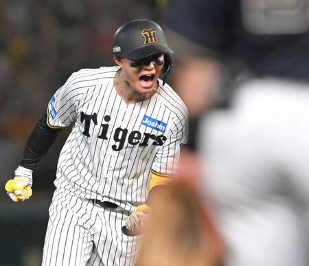 　６回、逆転３ランを放ちほえる森下（撮影・飯室逸平）