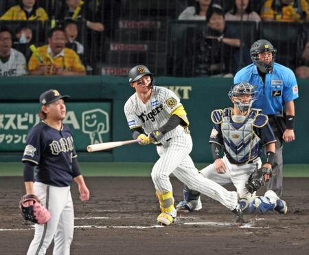 　６回、左翼スタンドへ逆転３ランを放つ森下（撮影・立川洋一郎）