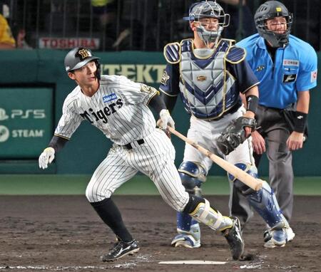 　８回、左前へ適時打をを放つ熊谷（撮影・立川洋一郎）