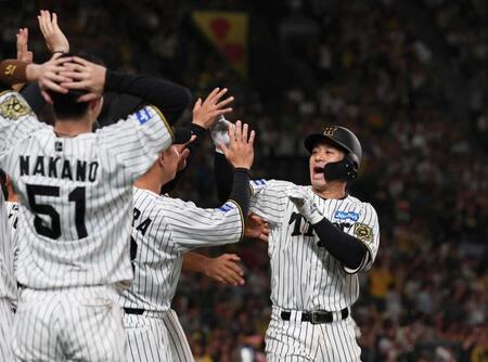 　８回、３ランを放ち、ナインとタッチを交わす坂本（右）＝撮影・北村雅宏