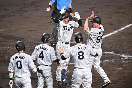 　８回、３ランを放ち笑顔で生還する坂本（中央）＝撮影・西田忠信