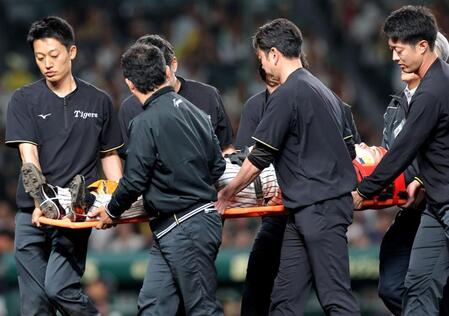 　９回、広岡の打球が直撃し、担架で運ばれる石井＝６日