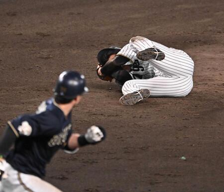 　６日、広岡（手前）の打球が頭部を直撃し倒れ込む石井