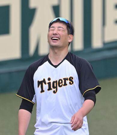 　笑顔を見せる岩崎（撮影・飯室逸平）