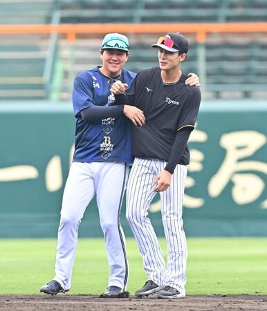 　川瀬（左）に絡まれる小幡（撮影・西田忠信）