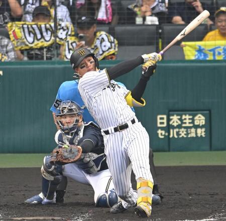 　３回、１０号３ランを放つ森下（撮影・飯室逸平）