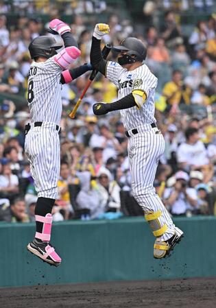 　３回、３ランを放ち、佐藤輝（左）と喜ぶ森下（撮影・西田忠信）