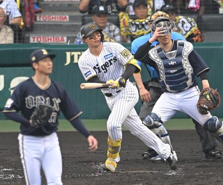 　３回、１０号３ランを放つ森下（撮影・飯室逸平）