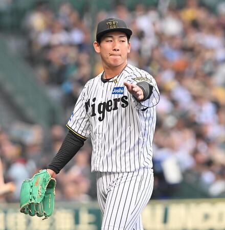 　初回を投げ終えベンチに戻る伊原（撮影・西田忠信）