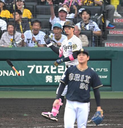 　８回、満塁弾を放つ佐藤輝（撮影・飯室逸平）