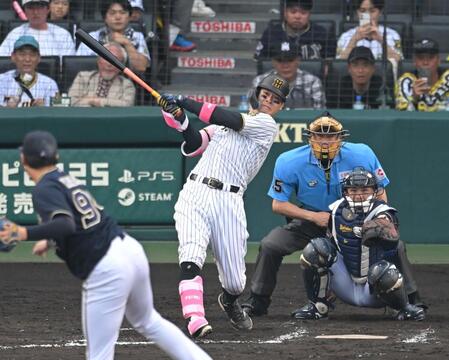 　８回、満塁弾を放つ佐藤輝（撮影・飯室逸平）