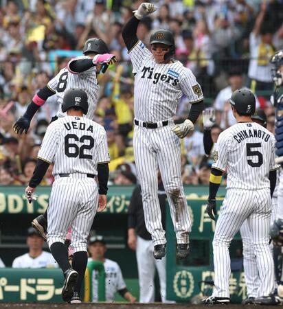阪神 佐藤輝明がキング独走の17号グランドスラム！打席から