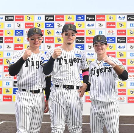 　お立ち台でポーズを決める（左から）森下、佐藤輝、中野（撮影・西田忠信）