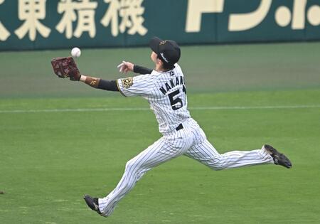 　６回、杉本の打球を好捕する中野（撮影・飯室逸平）