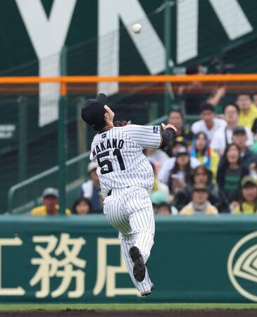 　６回、杉本のフライをキャッチする中野（撮影・北村雅宏）