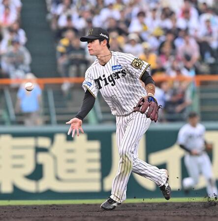 　９回、頓宮の打球を好捕し二塁へトスする中野（撮影・西田忠信）