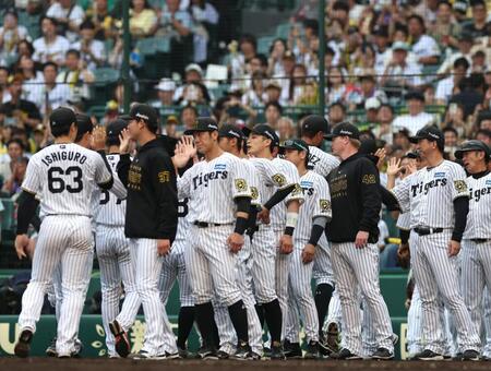 　チームが快勝し、ナインを迎える藤川監督（右から２人目）＝撮影・北村雅宏