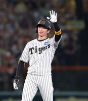 　７回、適時二塁打を放った近本はベンチに向かって左手を上げる（撮影・北村雅宏）