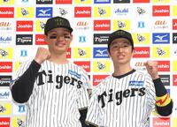 　お立ち台でポーズを決める森下と近本（右）＝撮影・北村雅宏