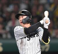 　８回、タイムリーを放つ熊谷（撮影・飯室逸平）